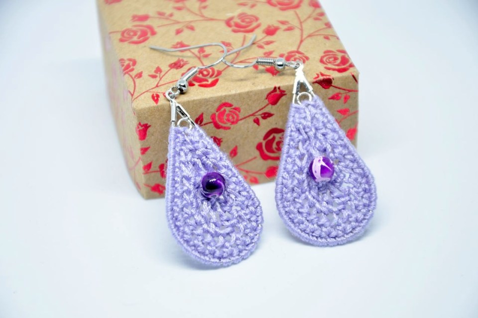 boucles d'oreilles mauves avec perle assortie - crochet - bijou