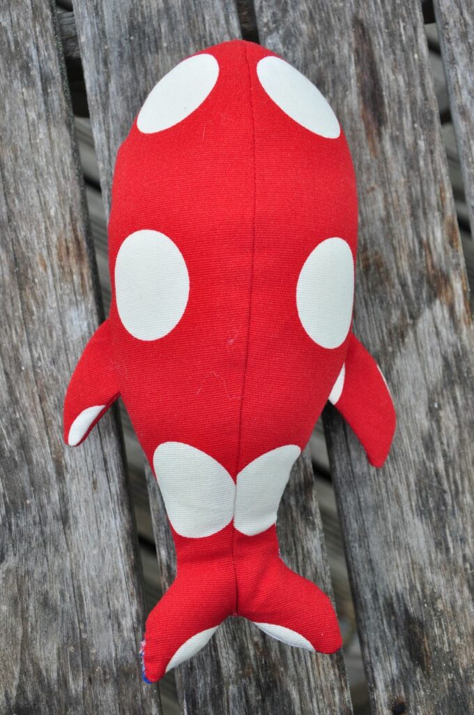 Baleine bleu et rouge à gros pois - couture