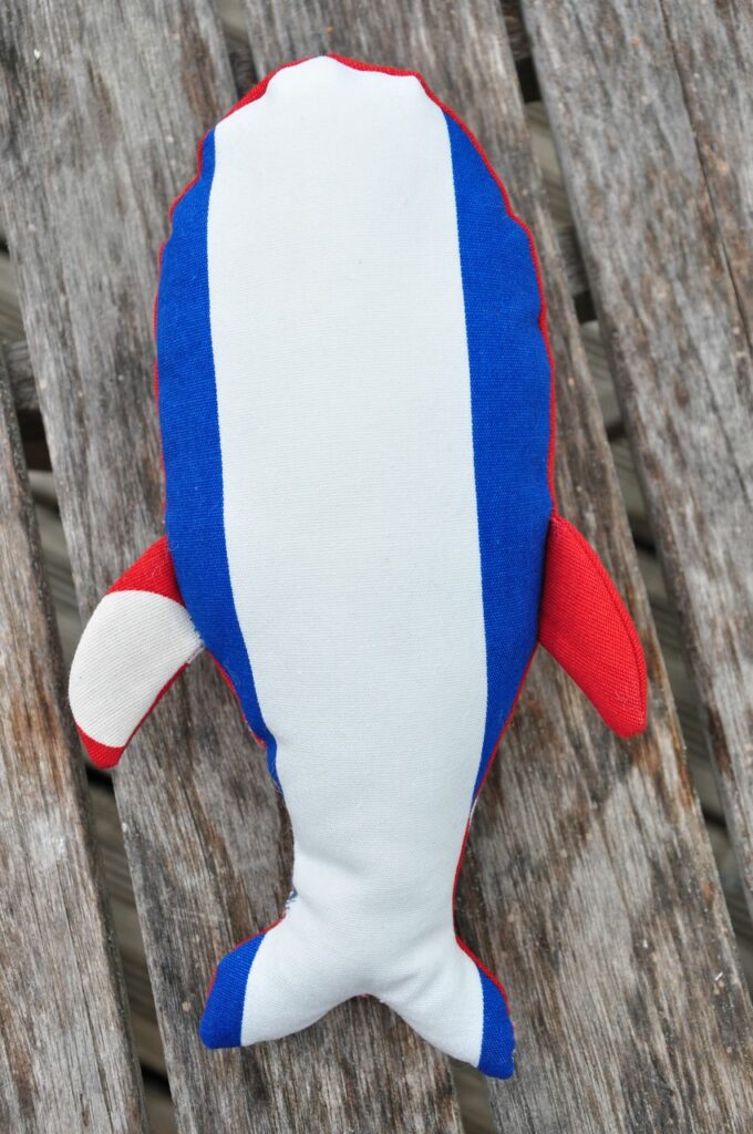 Baleine bleu et rouge à gros pois - couture