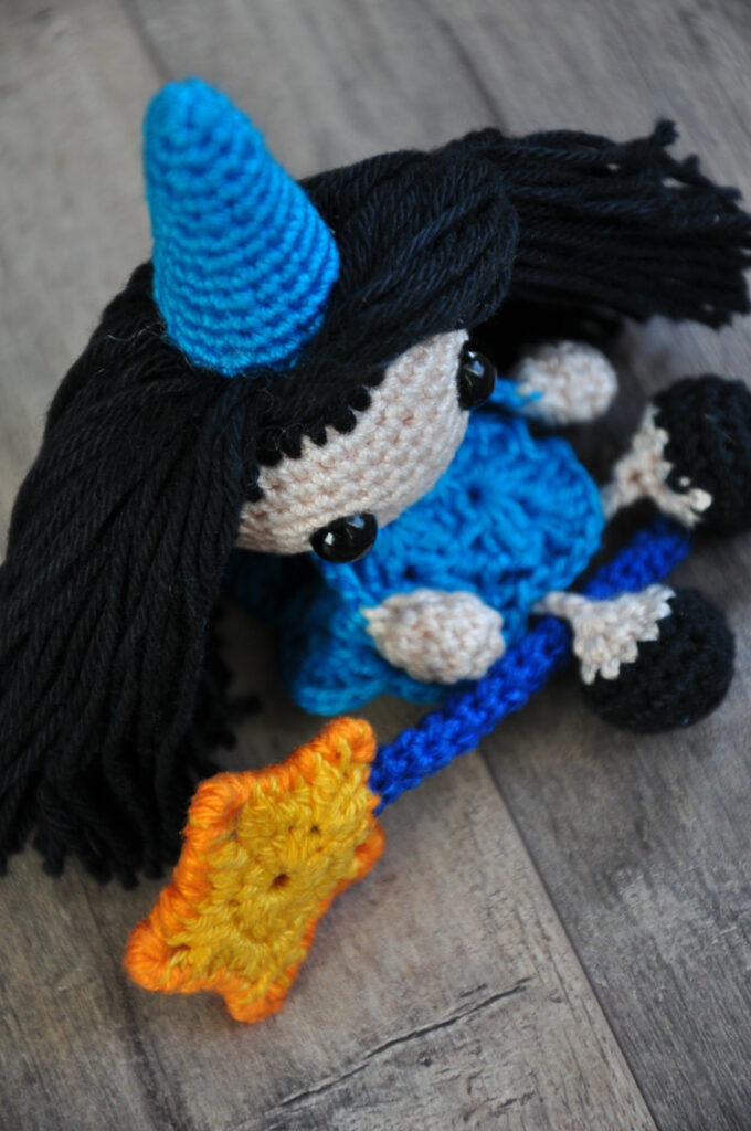 UCAMA - Mini Cendrilène et sa baguette balai - Crochet