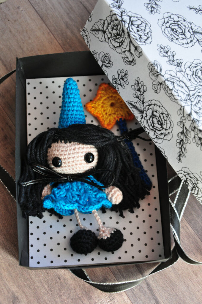 Mini Cendrilène et sa baguette balai - Crochet - dans sa boîte