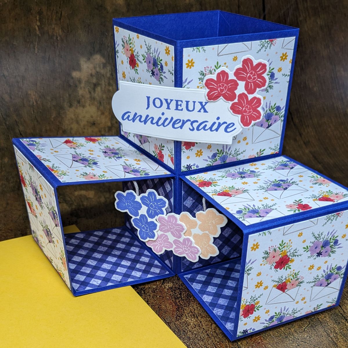 Carte pop-up Cubes - bleu, motifs enveloppes fleuries